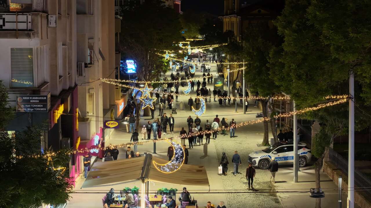 Konya bayrama ışıklarla hazır! Şehrin dört bir yanı parladı 4